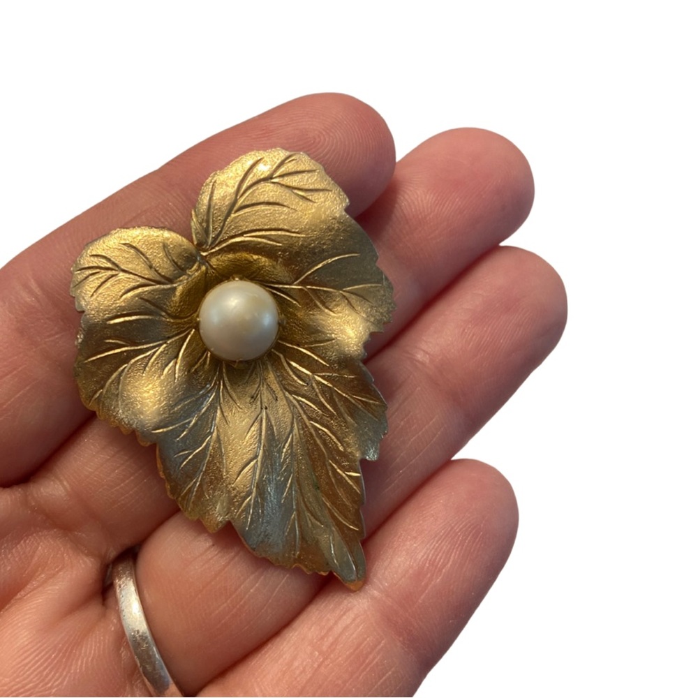 Vintage Sarah Coventry gold tone leaf brooch with glass pearl